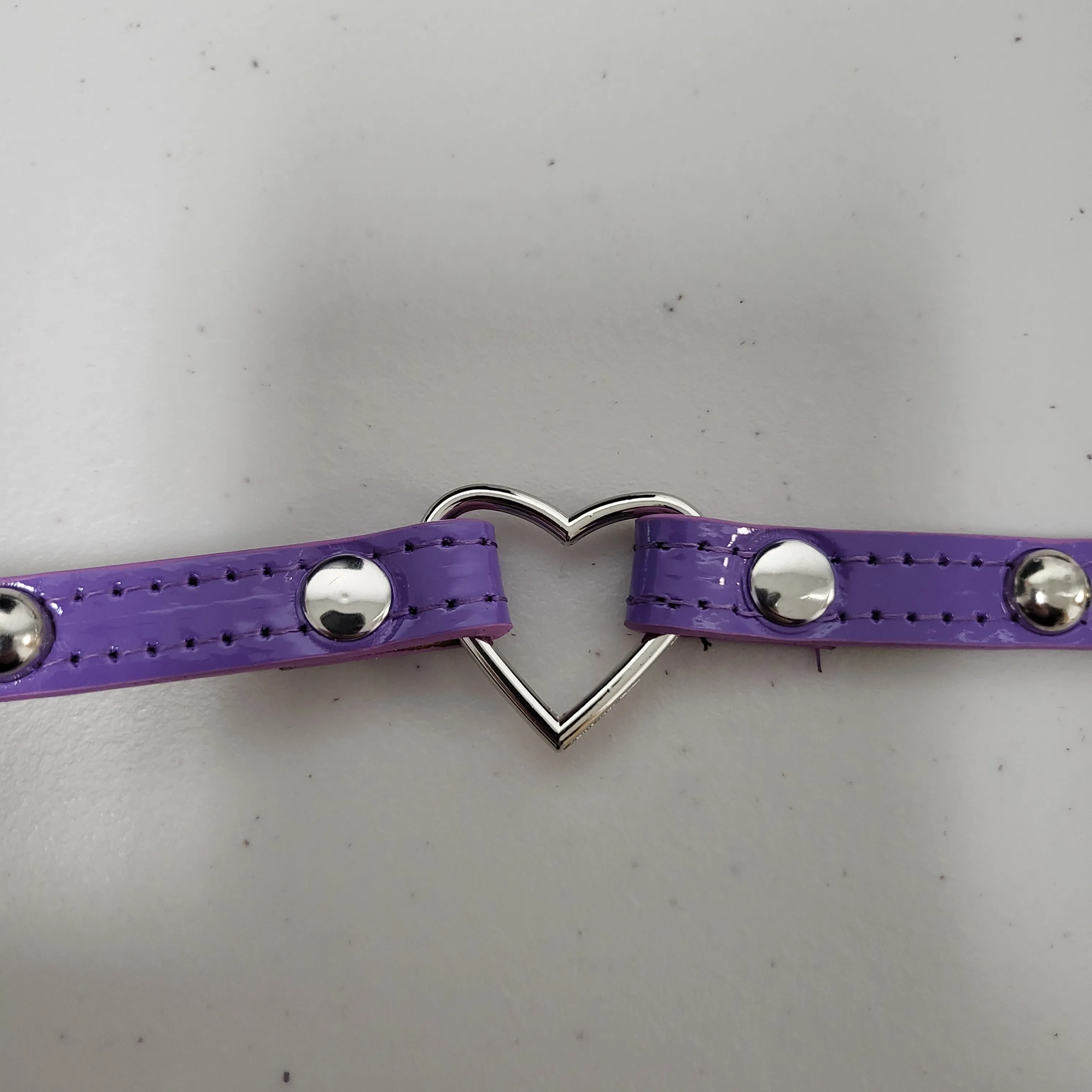 SKINNY ROUND STUDDED HEART CHOKER