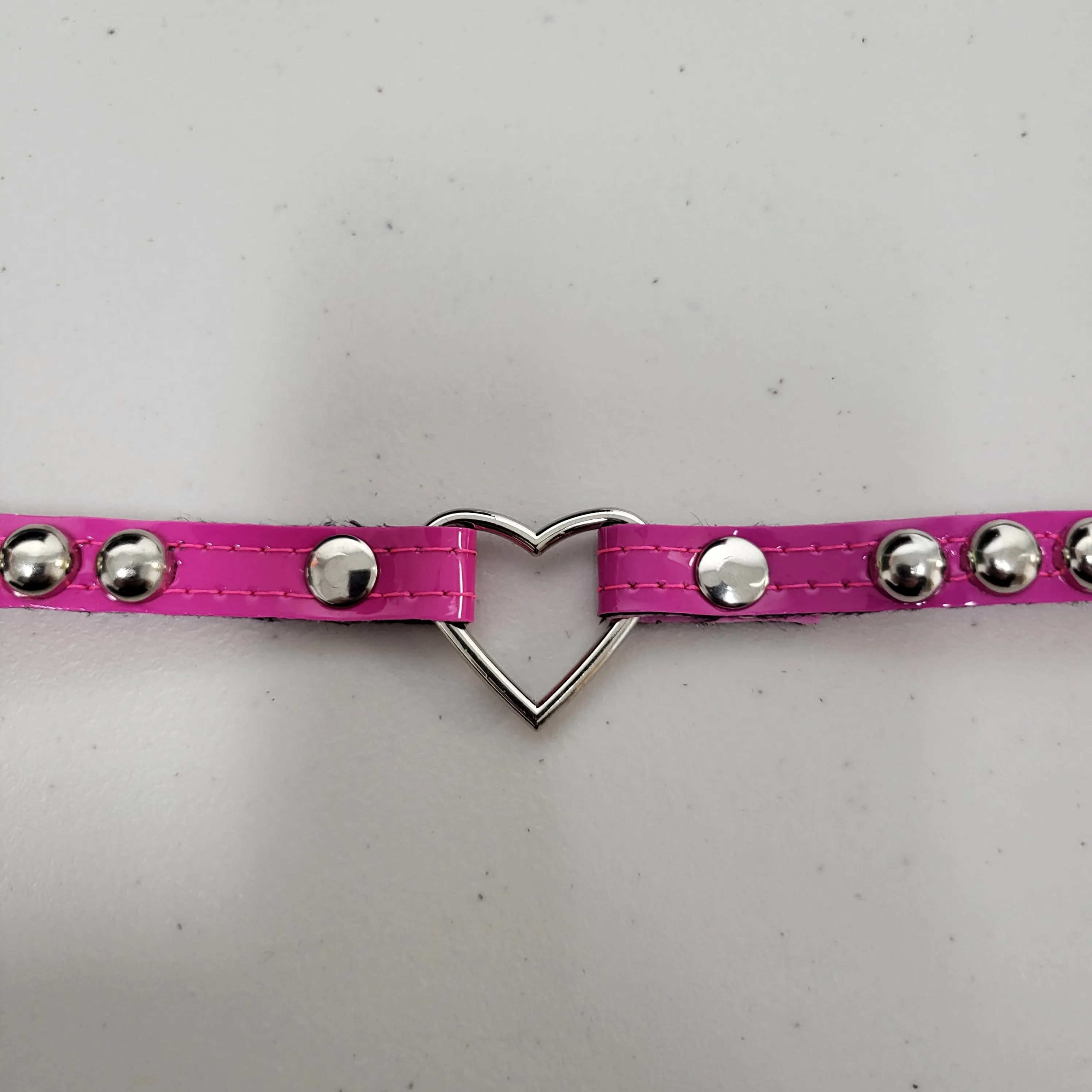 SKINNY ROUND STUDDED HEART CHOKER